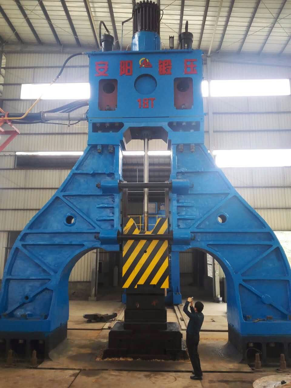 Large hydraulic open-die forging hammer